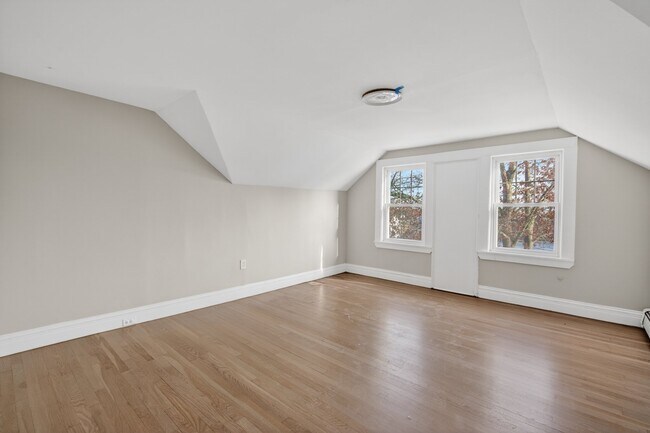 Foto del edificio - 946 N Main St