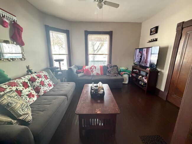Foto del edificio - Spacious Three Bedroom Single Family near John Ball Zoo!
