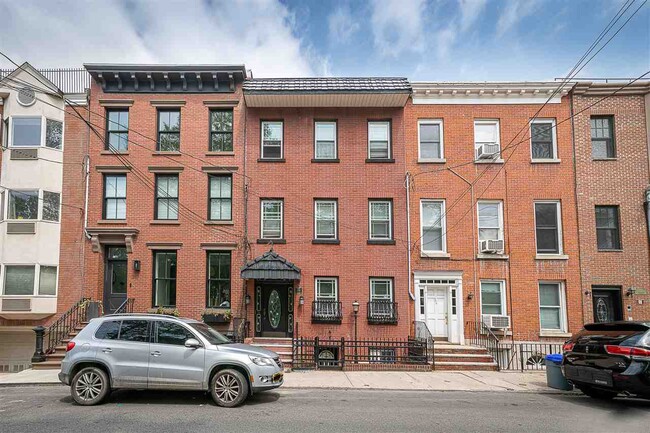 Building Photo - 206 5th St