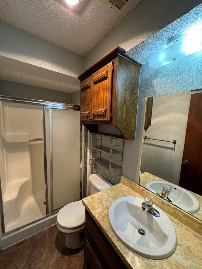 Foto del edificio - 3 bed 2 bath, In Moore Schools, fenced yar...