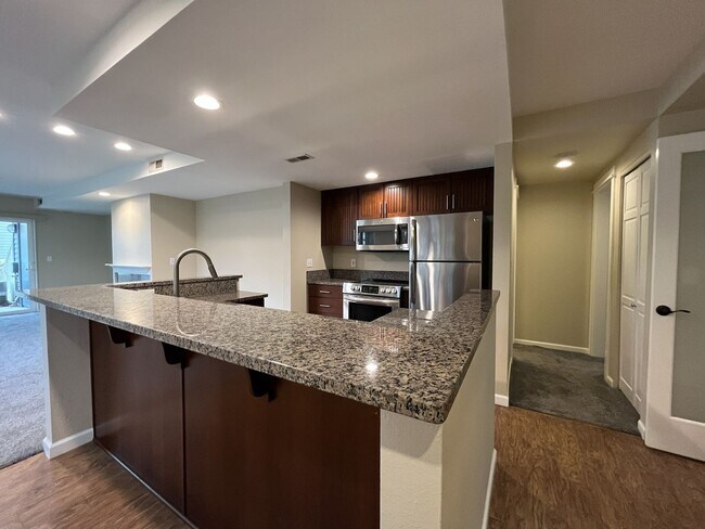 Foto del edificio - Ground Floor End Unit on Jantzen Beach with River Views & Flexible Living Space