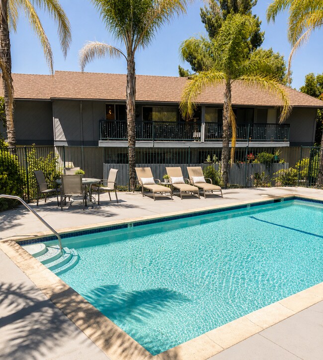 Building Photo - 2222 Los Feliz Dr