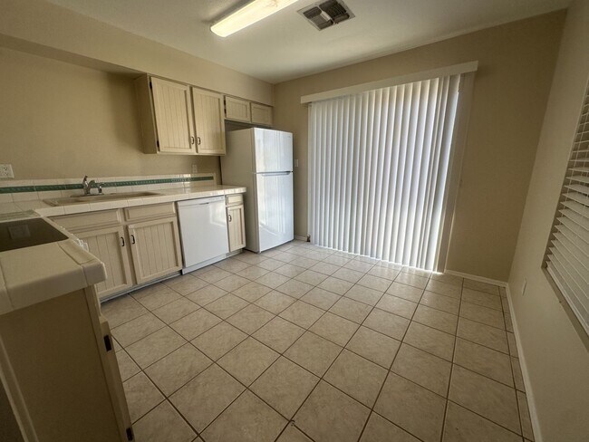 Foto del edificio - 1349 E Palmdale Dr