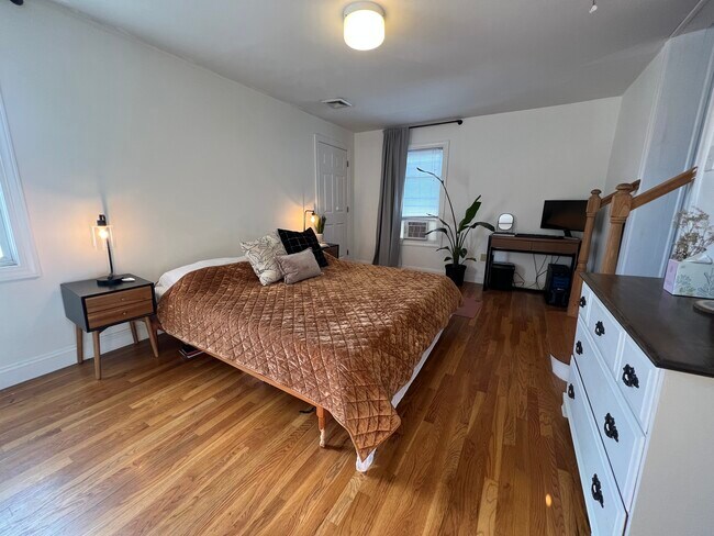 oversized bedroom - 75 W High St