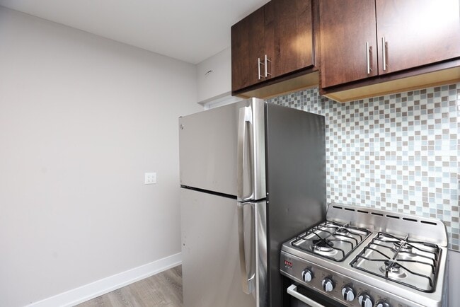 Building Photo - 814 W Cornelia Ave