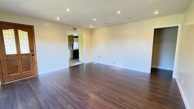 Foto del edificio - 403 S Lupin Ln