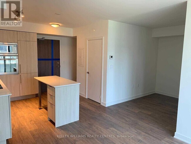 Photo du bâtiment - 576 Front St W