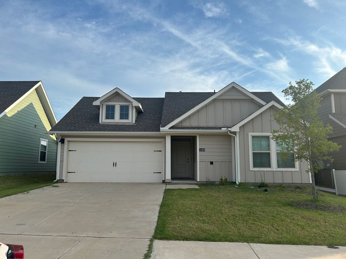 Foto principal - 3 Bedroom 2 Bath