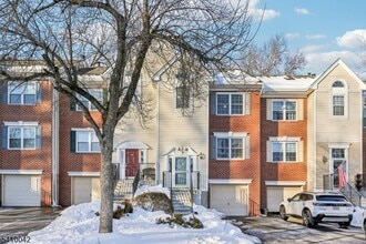 Building Photo - 1075 Ash Dr