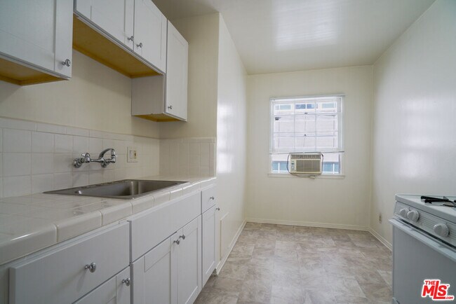 Foto del edificio - 8551 Holloway Dr