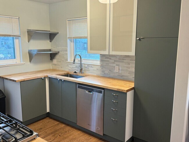 Foto del edificio - Beautiful Fully Remodeled Home Available I...