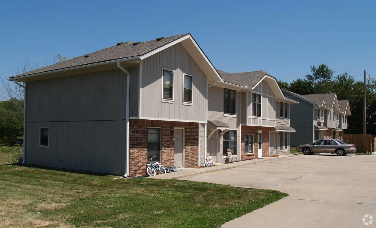 Garrison Townhomes Apartments in Ferrelview, MO
