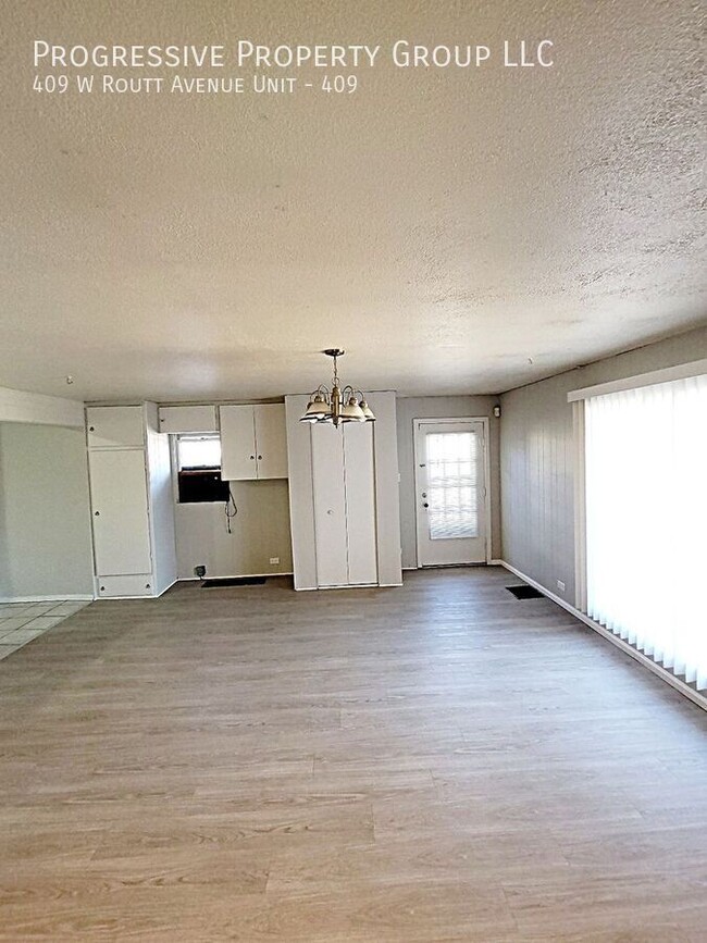 Building Photo - 2-Bedroom Duplex with Carport, Fireplace &...