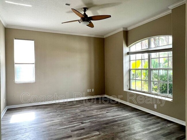 Building Photo - 423 Lakewood Dr