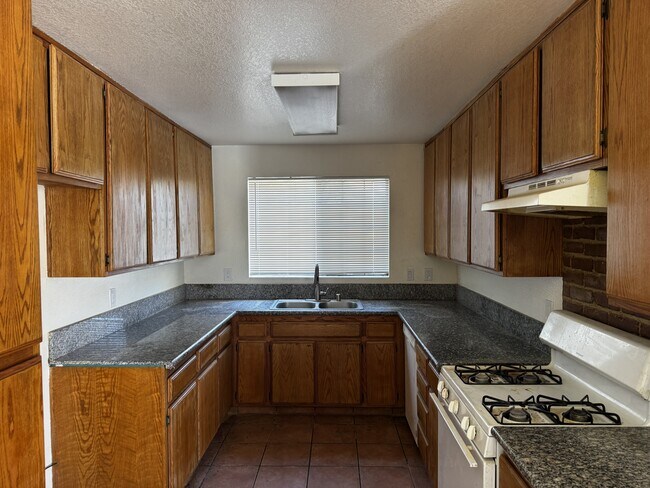 Foto del edificio - 16280 Jasmine St