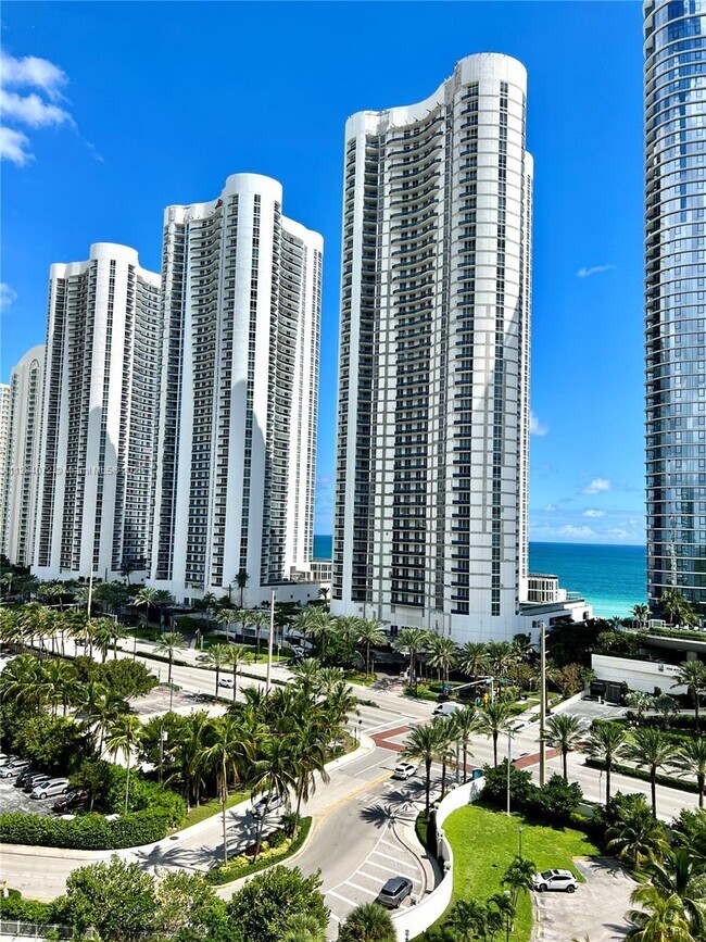 Foto del edificio - 100 Bayview Dr