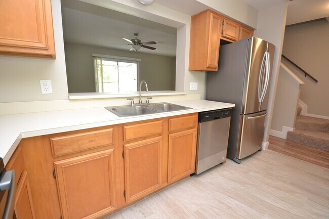 Foto del edificio - Beautiful 2/2.5 Winter Springs Townhome ~ Newer Paint & Flooring ~ End Unit with Pond View!