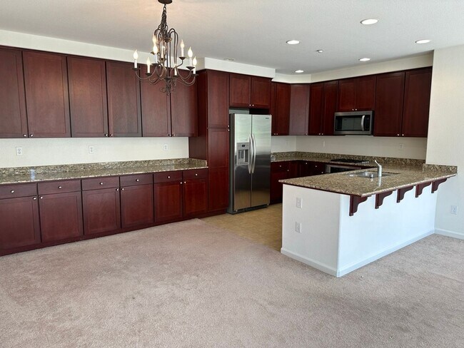 Building Photo - Beautiful Tri-level 3 Bedroom, 3 Bath Town...