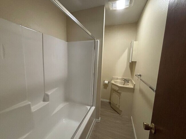 Foto del edificio - One-bedroom apartment located near Honey Creek Mall and restaurants