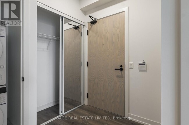 Building Photo - 8 Interchange Wy