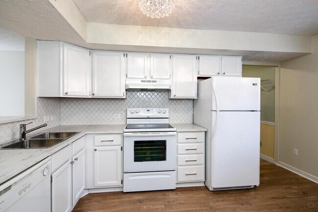 Building Photo - 3203 Summerdale Ln