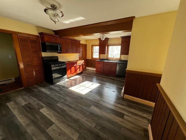 Building Photo - 28 Glen St