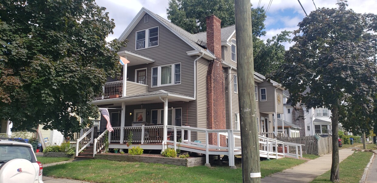 Right Front - 87 Woodlawn St