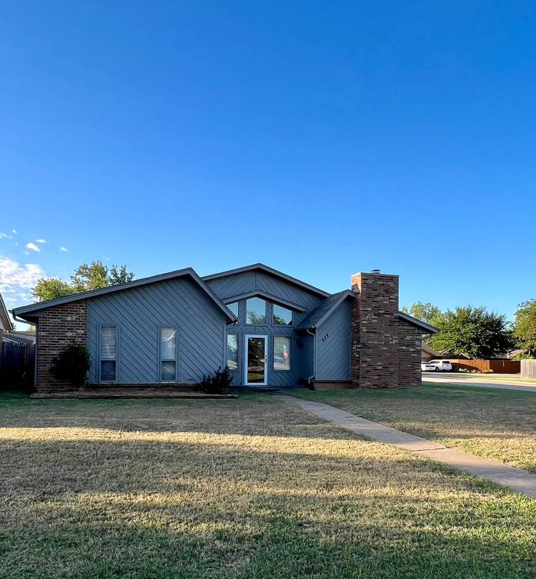 Foto principal - Charming Sunny Home in West Edmond!