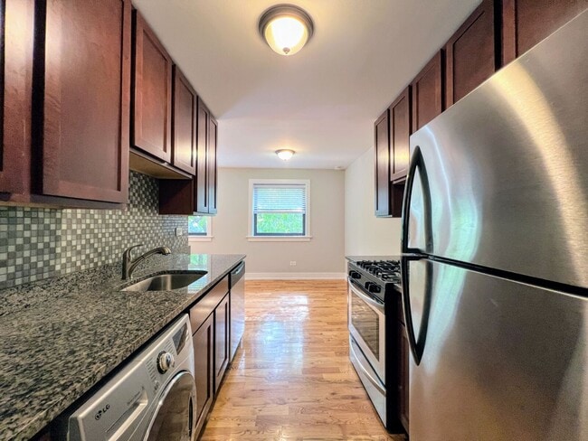 Building Photo - 510 W Briar Pl
