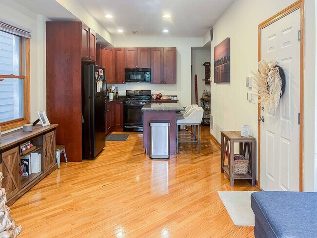 Foto del edificio - 2550 N Southport Ave