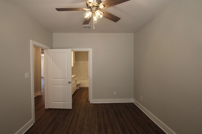 Foto del edificio - COMING SOON! Luxury 3 Bedroom 2 Bath Townh...