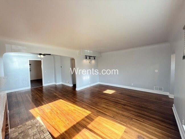 Building Photo - 5 bed 2.5 bath home