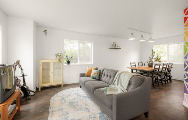 Foto del edificio - Corner Lot Charmer in Milwaukie with Forma...