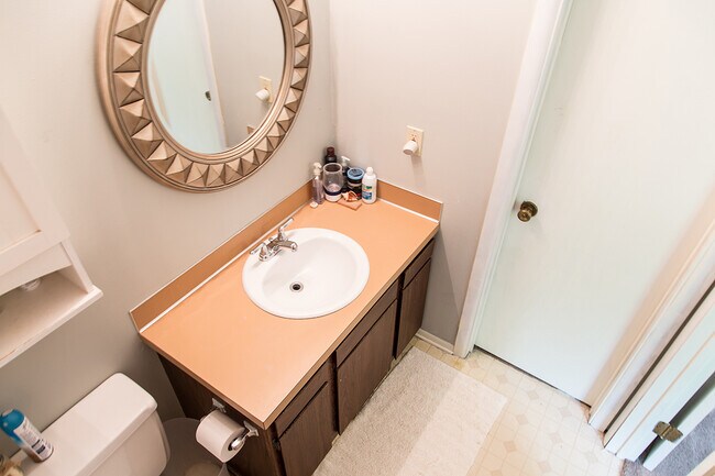 Building Photo - 2210 Woodleaf Ct