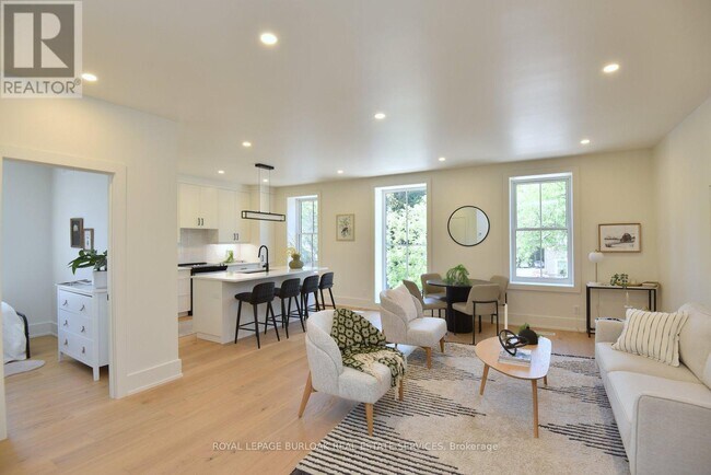 Building Photo - 284 Wilson St E