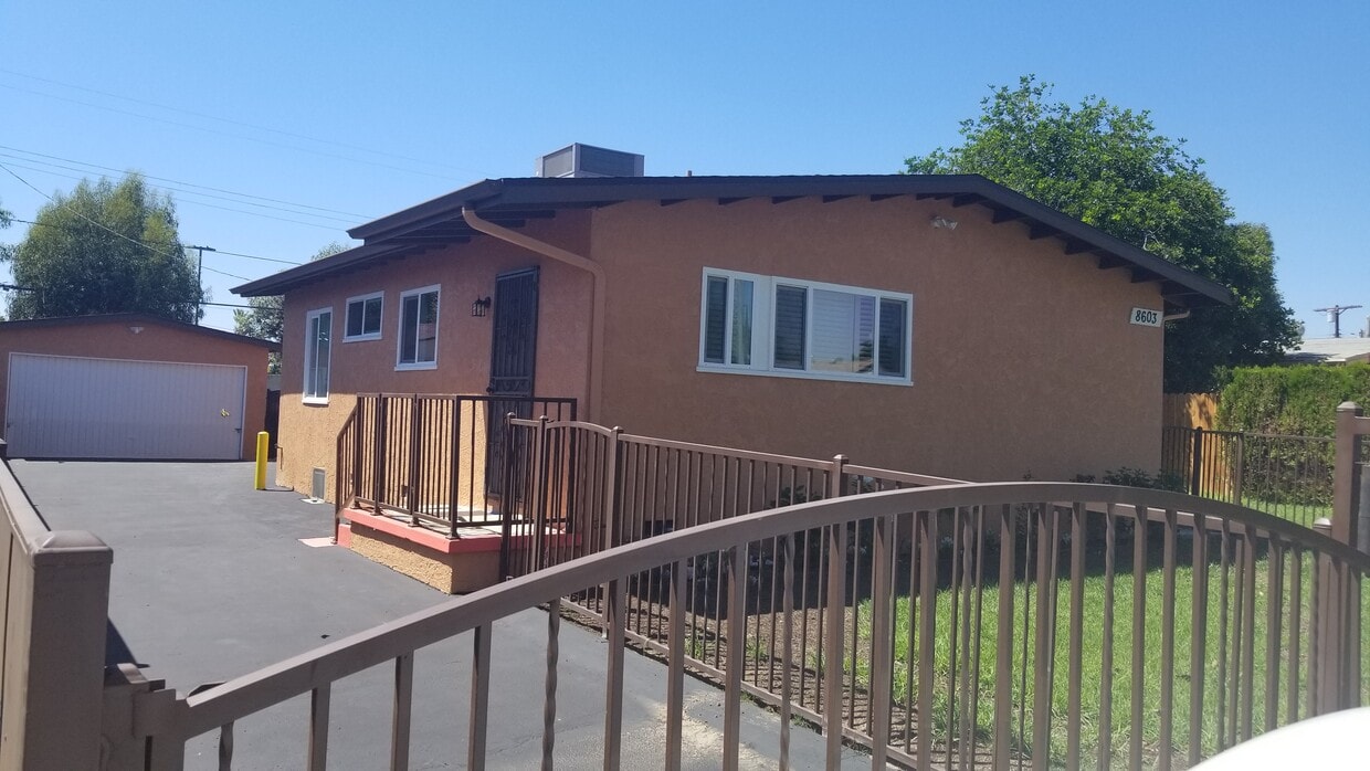 Foto principal - 8603 Tilden Ave