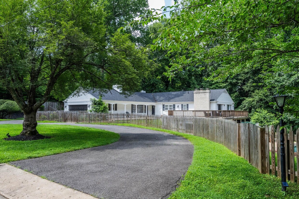 Primary Photo - 7732 Canal Ct