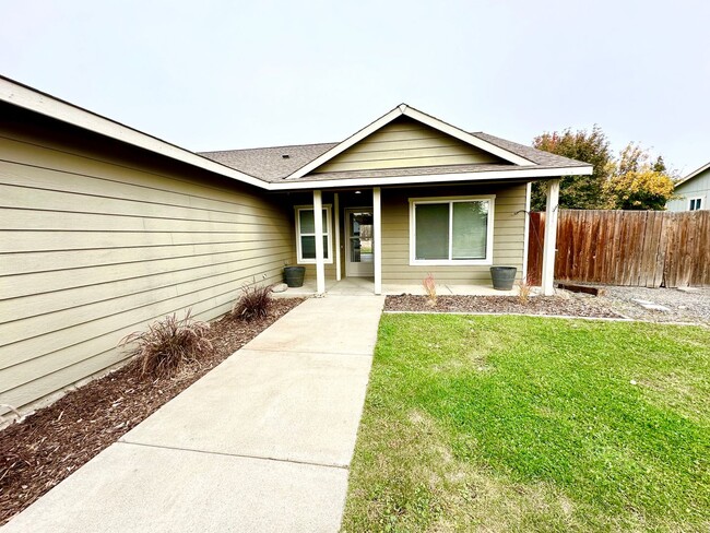 Building Photo - Charming 3 Bedroom Home