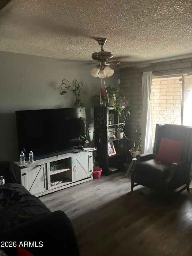 Foto del edificio - 4214 W Lewis Ave