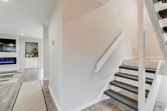 Building Photo - MULTI-LEVEL CONTEMPORARY HOME NEAR THE SALUDA RIVER