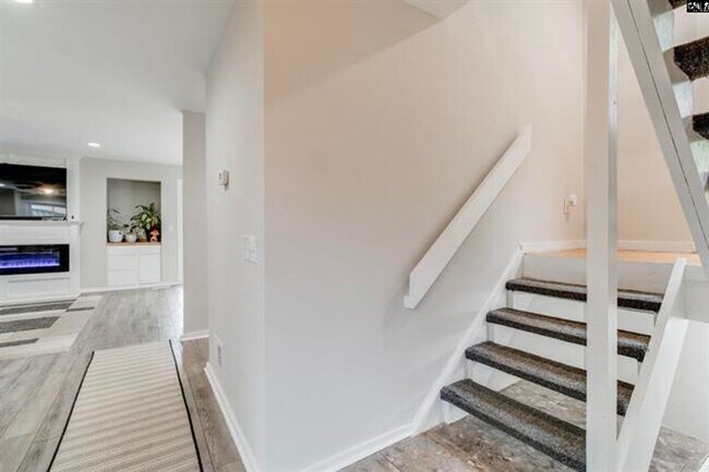 Foto del edificio - MULTI-LEVEL CONTEMPORARY HOME NEAR THE SALUDA RIVER
