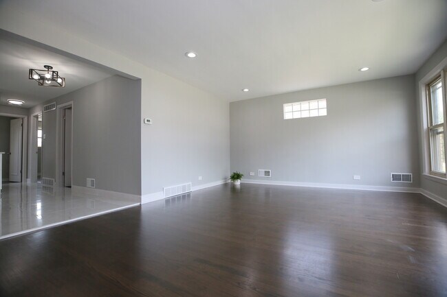Building Photo - 5418 S Lorel Ave