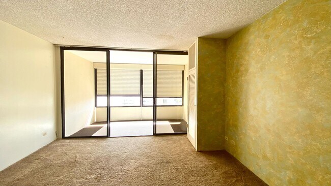 Foto del edificio - AVAILABLE NOW! STUDIO WITH 1 PARKING IN MAKIKI