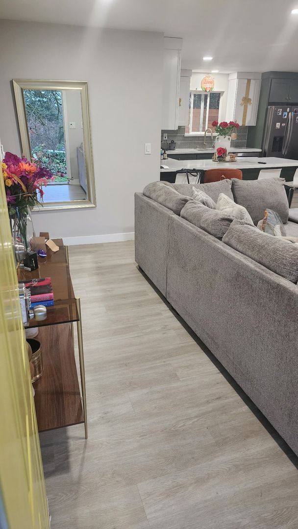 Foto del edificio - Renovated 4-Bedroom Single-Level Home in Quiet Kent Central Location