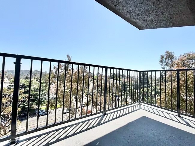 Building Photo - 3949 Los Feliz Blvd