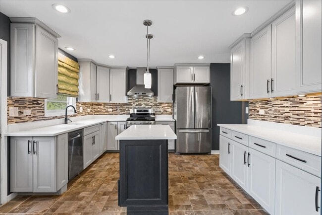 Building Photo - 371 Larchmont Ct