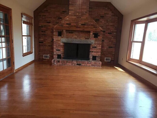 Building Photo - 945 Forest Dr