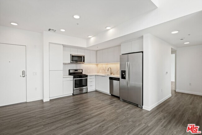 Building Photo - 5750 Hollywood Blvd
