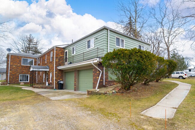 parking - 2062 Dunwoodie St