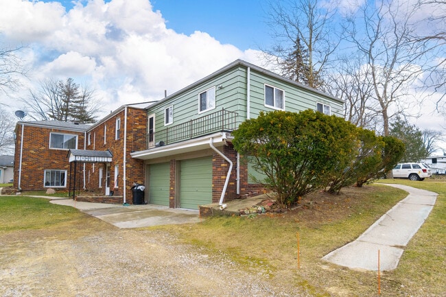parking - 2062 Dunwoodie St